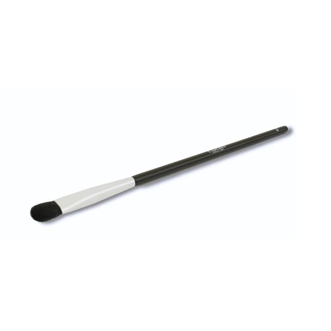 T.LeClerc Flat Brush 04 for Eyeshadows – Professional Makeup Brush for Precise Application – Soft Synthetic Bristles for Smooth Finish